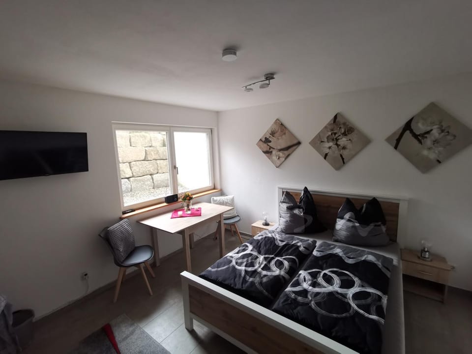 Bed, TV and multimedia, Photo of the whole room