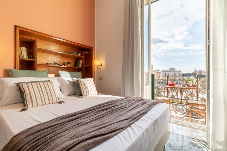Bed, Balcony/Terrace, Bedroom, City view