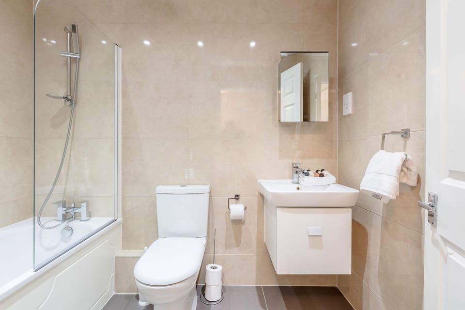 Roomspace Serviced Apartments- Regents Court Apartment in Kingston upon Thames