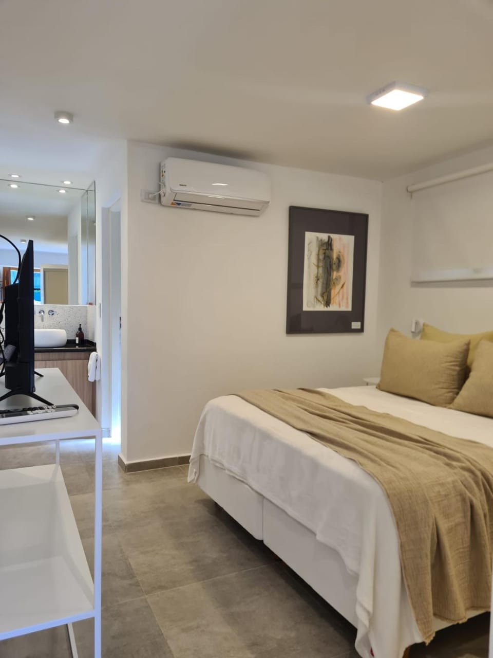 TV and multimedia, Photo of the whole room, Bedroom, air conditioner