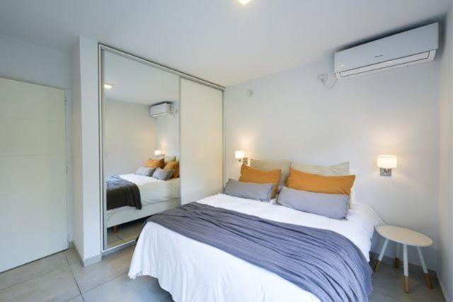 Bed, Photo of the whole room, Bedroom, wardrobe, air conditioner