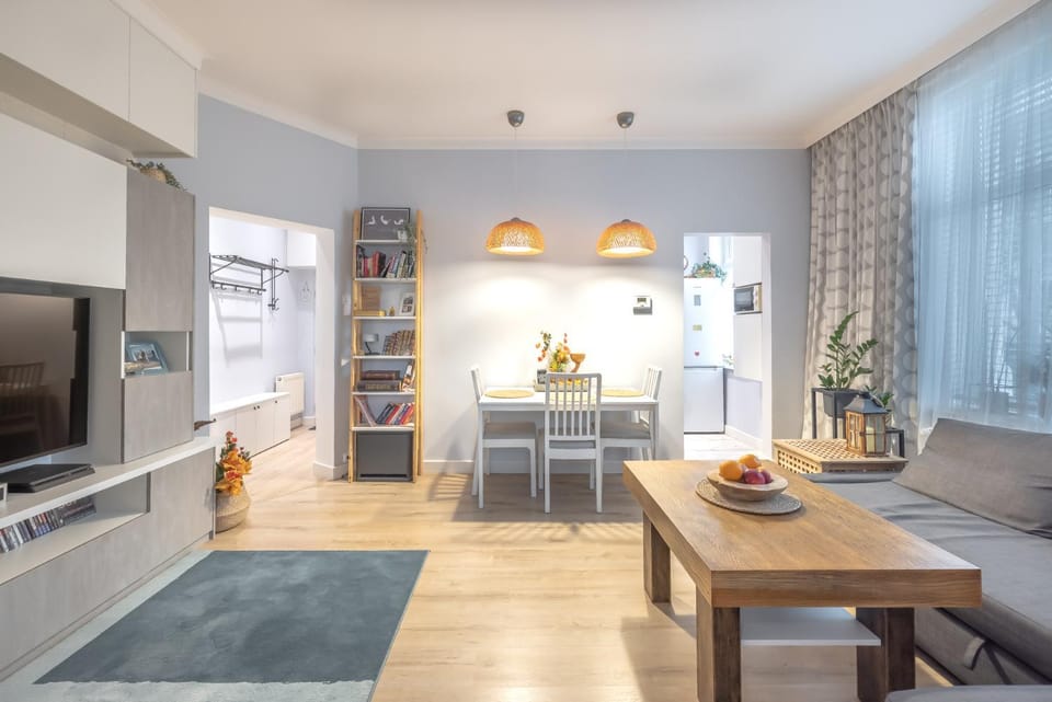 TV and multimedia, Kitchen or kitchenette, Living room, Seating area, Dining area