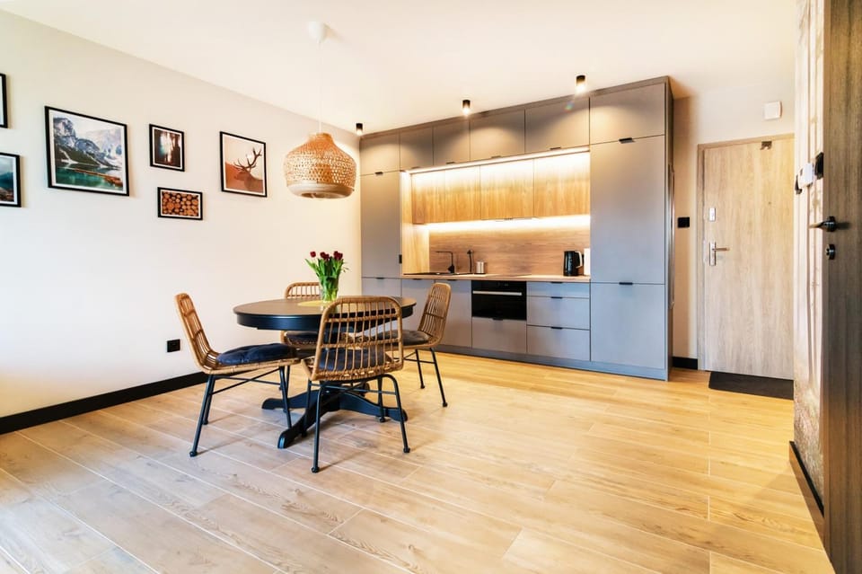 TV and multimedia, Kitchen or kitchenette, Living room, Mountain view