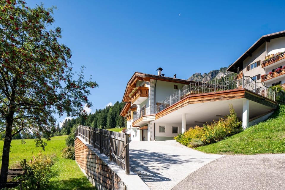 Property building, Natural landscape, Garden, Parking