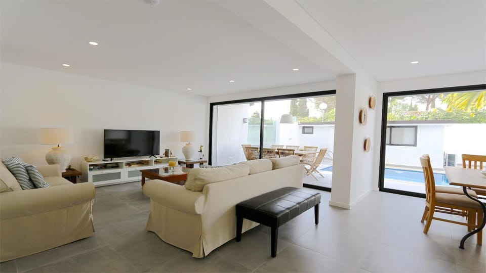 Living room, Pool view