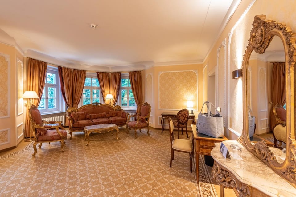 Living room, Seating area