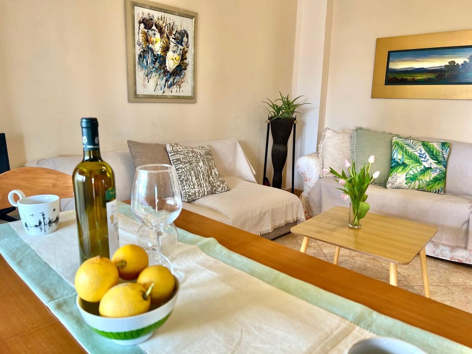 TV and multimedia, Living room, Seating area, Alcoholic drinks