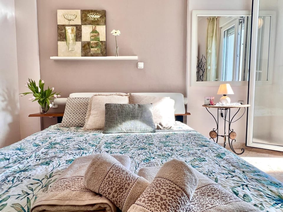 Bed, Bedroom, towels