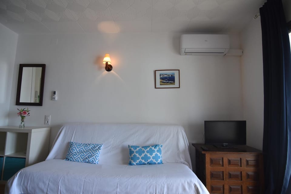 Photo of the whole room, air conditioner