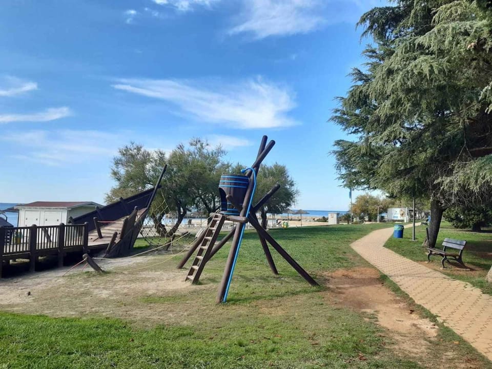 Nearby landmark, Summer