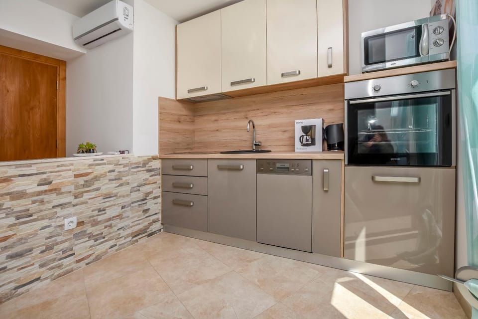 Coffee/tea facilities, Kitchen or kitchenette, dishwasher, microwave, oven, stove, air conditioner