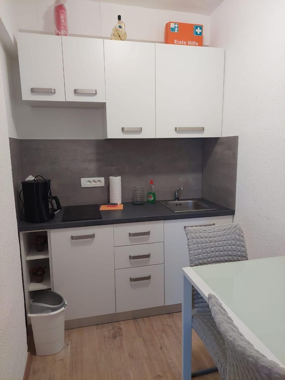 Coffee/tea facilities, Kitchen or kitchenette, Dining area, stove