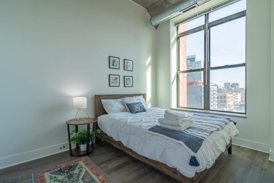 Convenient 2BR Suite in Prime Location with Gym Access & Optional Parking Near McCormick Place and Soldier Field Apartment in South Loop