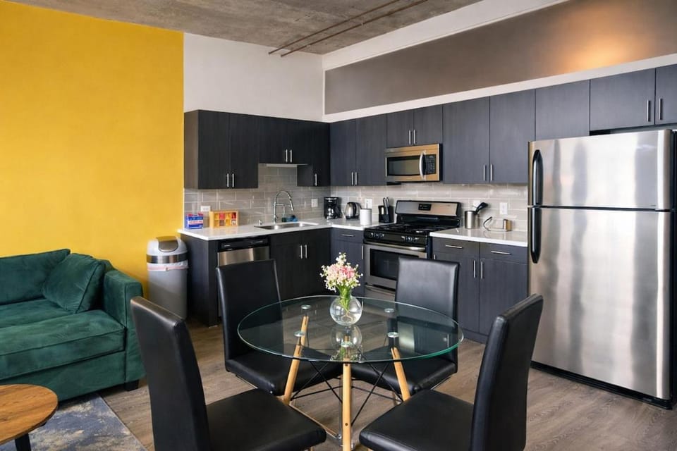 Convenient 2BR Suite in Prime Location with Gym Access & Optional Parking Near McCormick Place and Soldier Field Apartment in South Loop