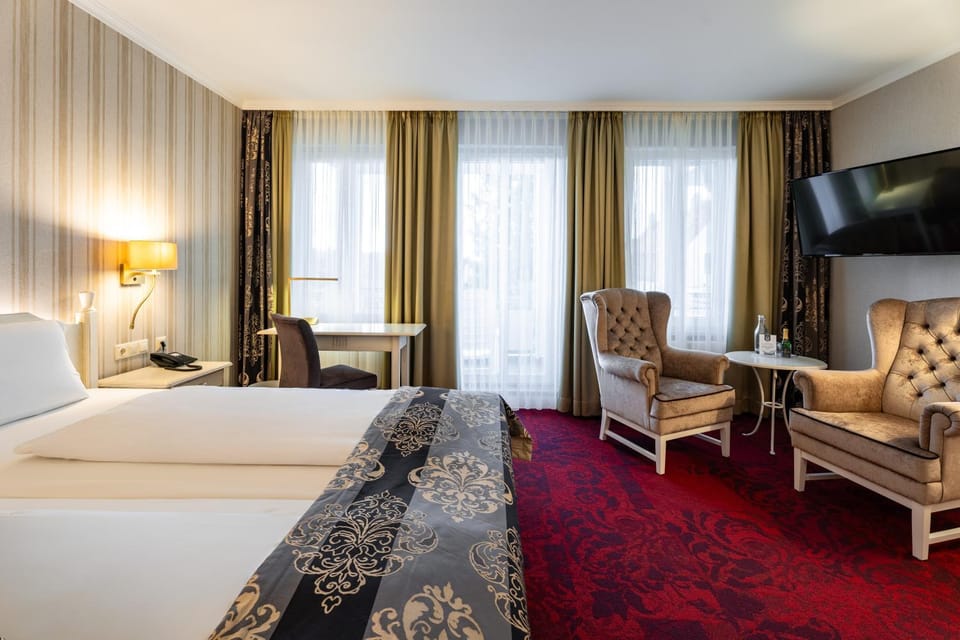 Bed, TV and multimedia, Photo of the whole room, Seating area, Bedroom