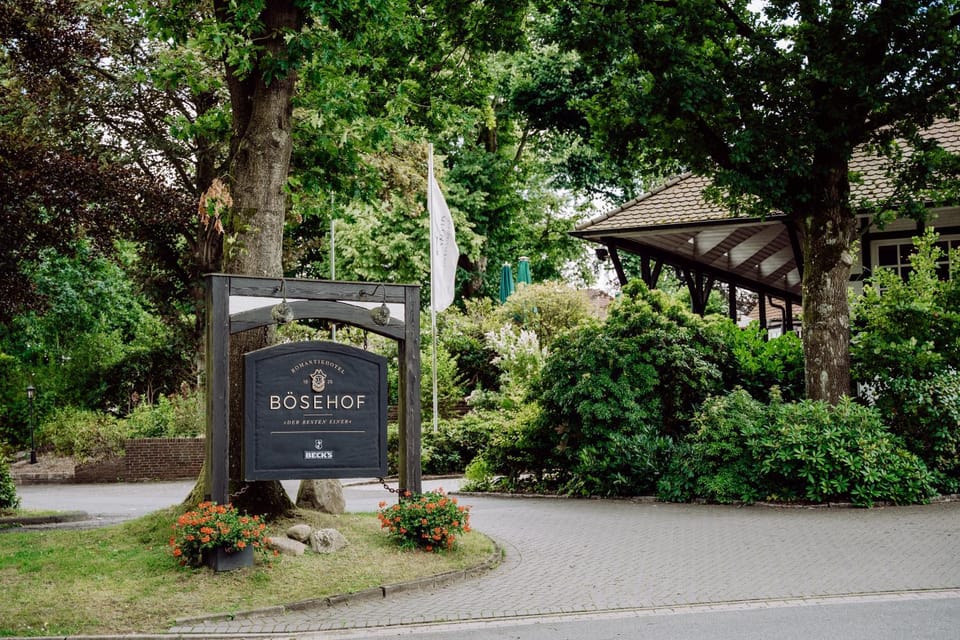 Restaurant/places to eat, Facade/entrance, View (from property/room)