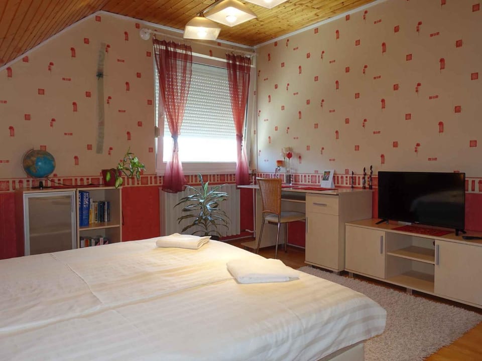 Bed, TV and multimedia, Bedroom