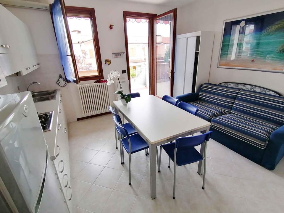 Lounge or bar, Seating area, Dining area