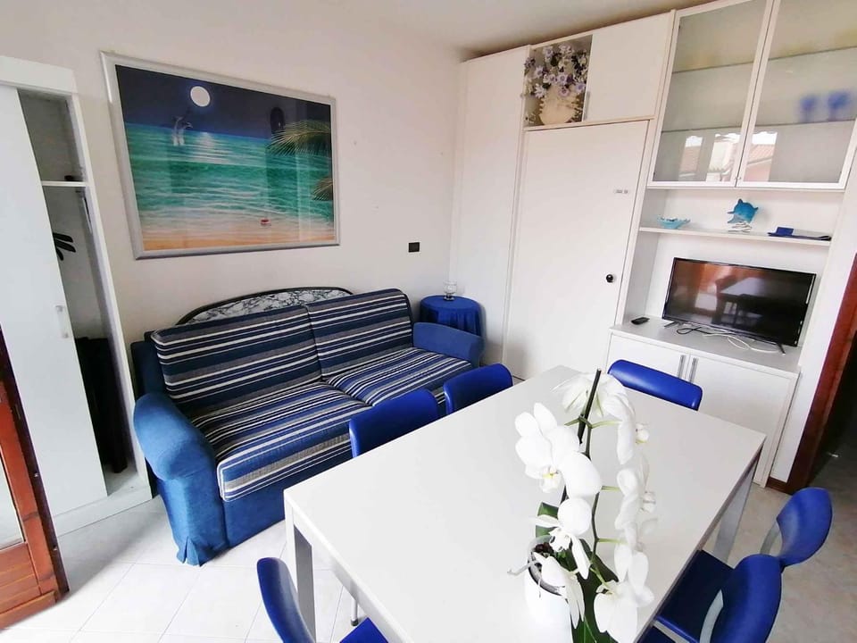 TV and multimedia, Lounge or bar, Seating area, Dining area