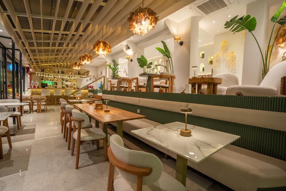 Restaurant/places to eat, Food and drinks, Banquet/Function facilities, Seating area