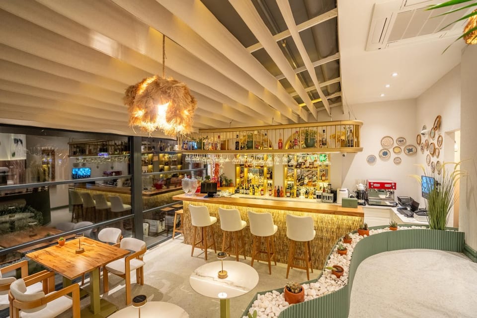 TV and multimedia, Lounge or bar, Food and drinks, Seating area, Drinks