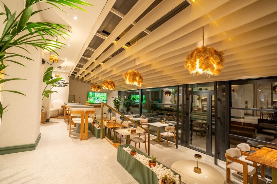 Restaurant/places to eat, Lounge or bar