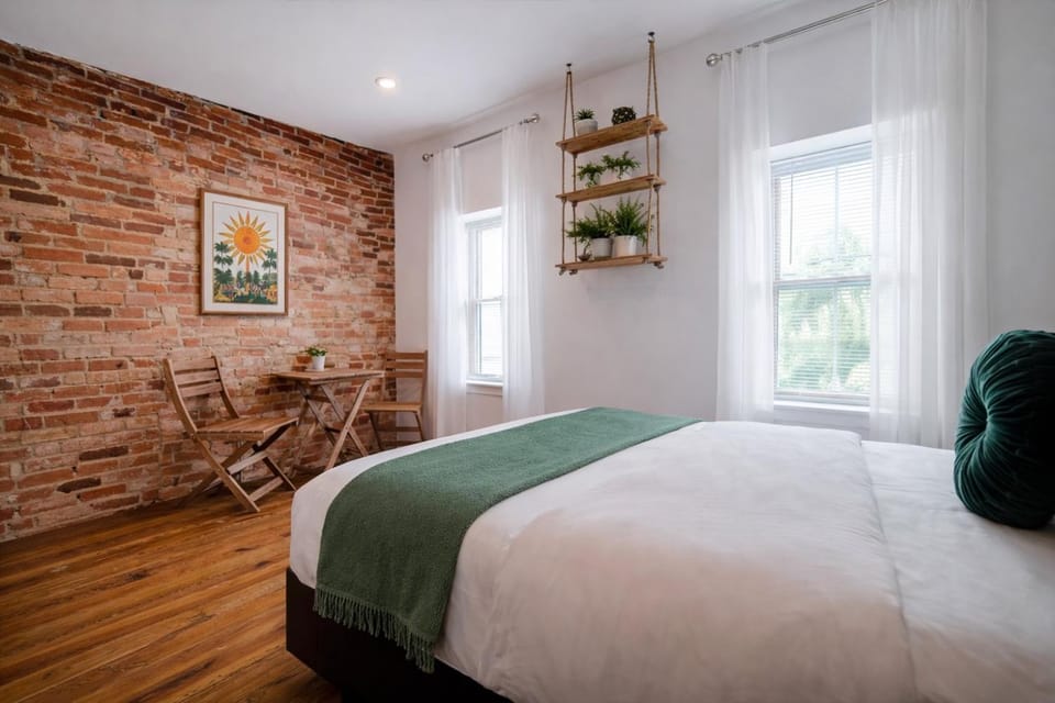 Bed, Seating area, Bedroom