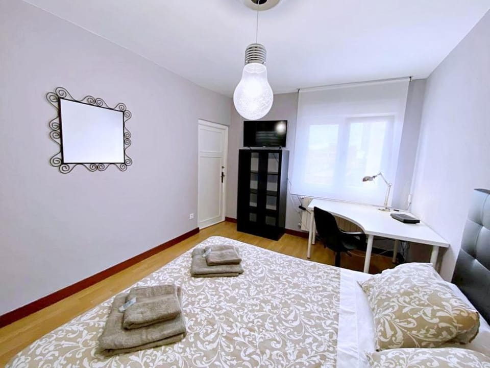 Bed, Photo of the whole room, Bedroom