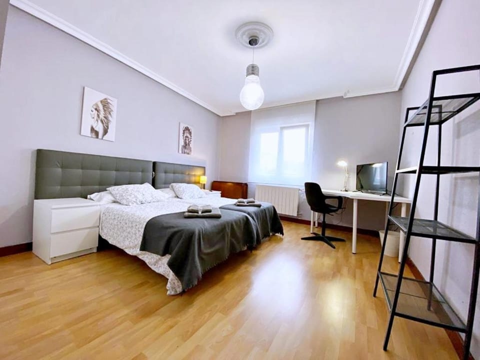 Bed, TV and multimedia, Photo of the whole room, Bedroom