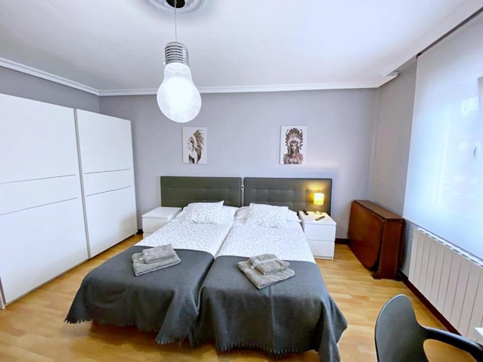 Bed, Photo of the whole room, Bedroom