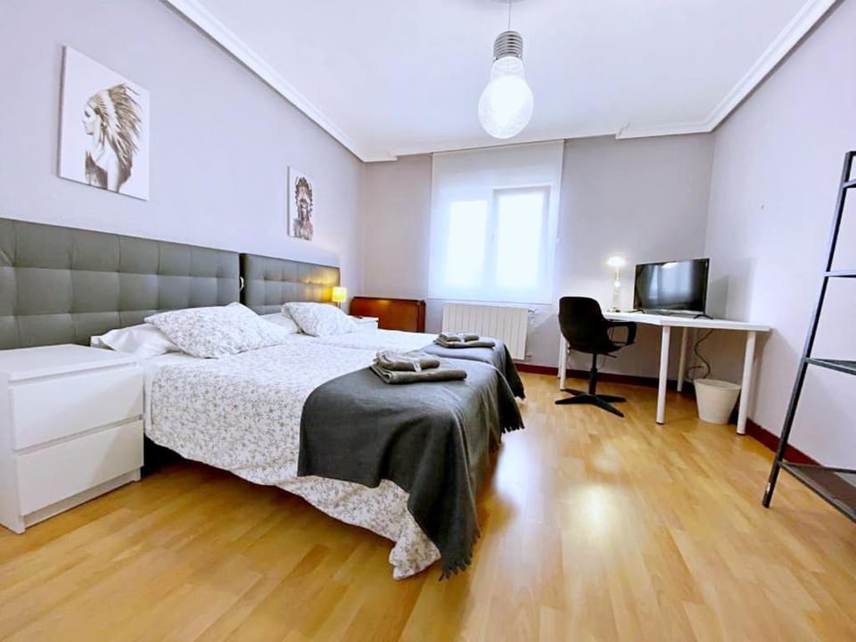 Bed, TV and multimedia, Photo of the whole room, Bedroom