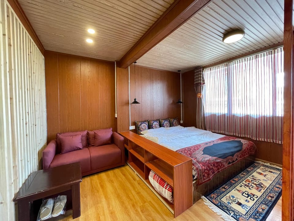 Bed, Living room