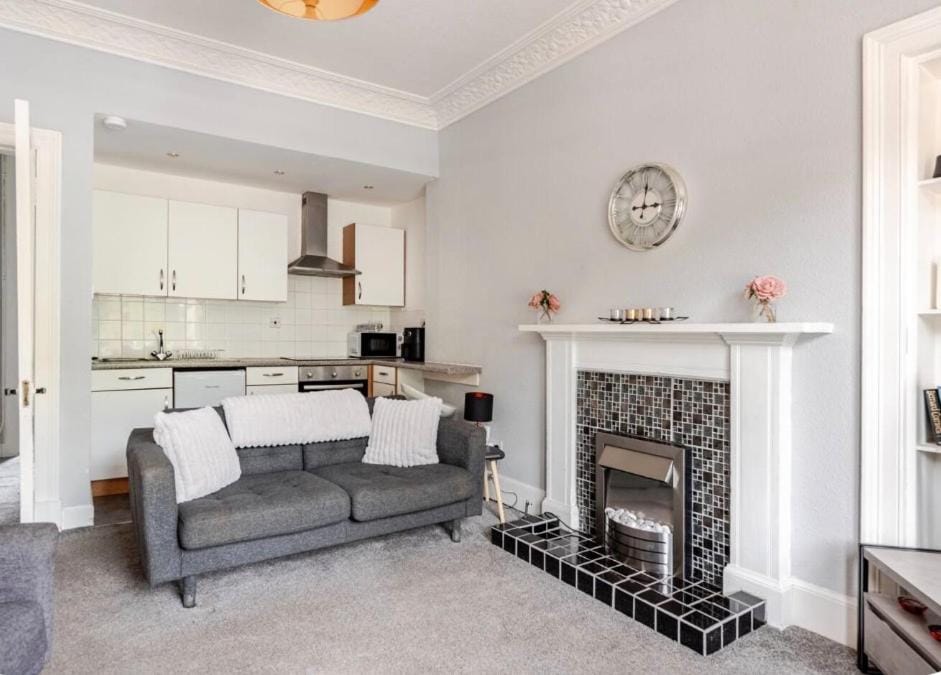 Kitchen or kitchenette, Living room, Seating area, stove