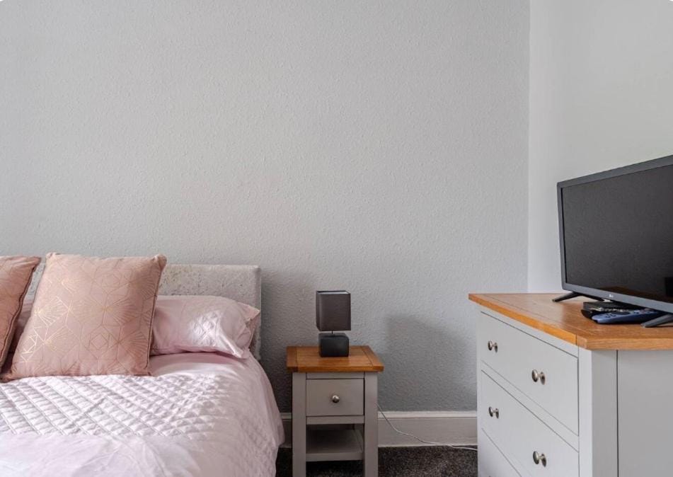 Bed, TV and multimedia, Bedroom