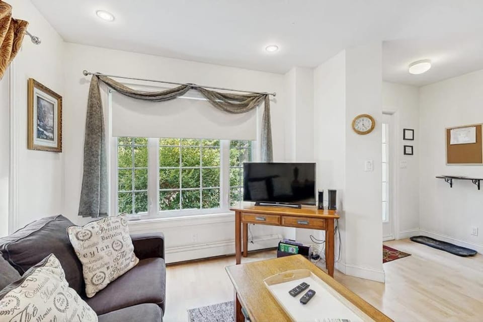 Kitchen or kitchenette, oven, toaster, kitchen