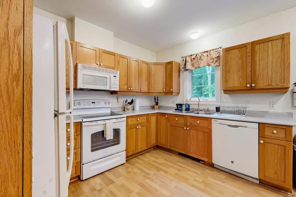 Kitchen or kitchenette, kitchen