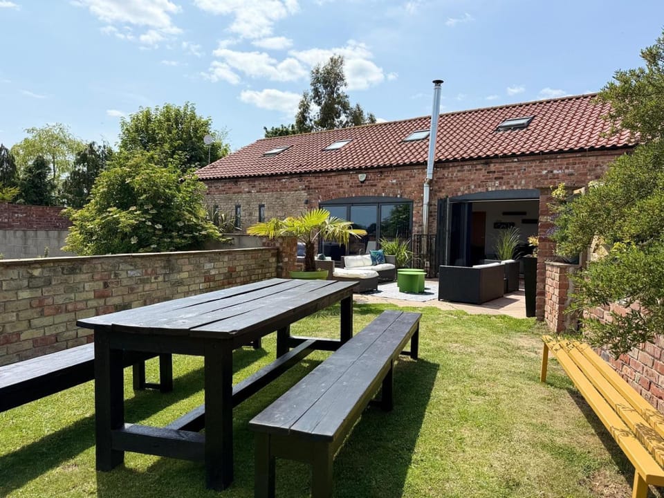 Lincoln 4-Beds Sleeps 13 Hot Tub & Pet Friendly House in West Lindsey District