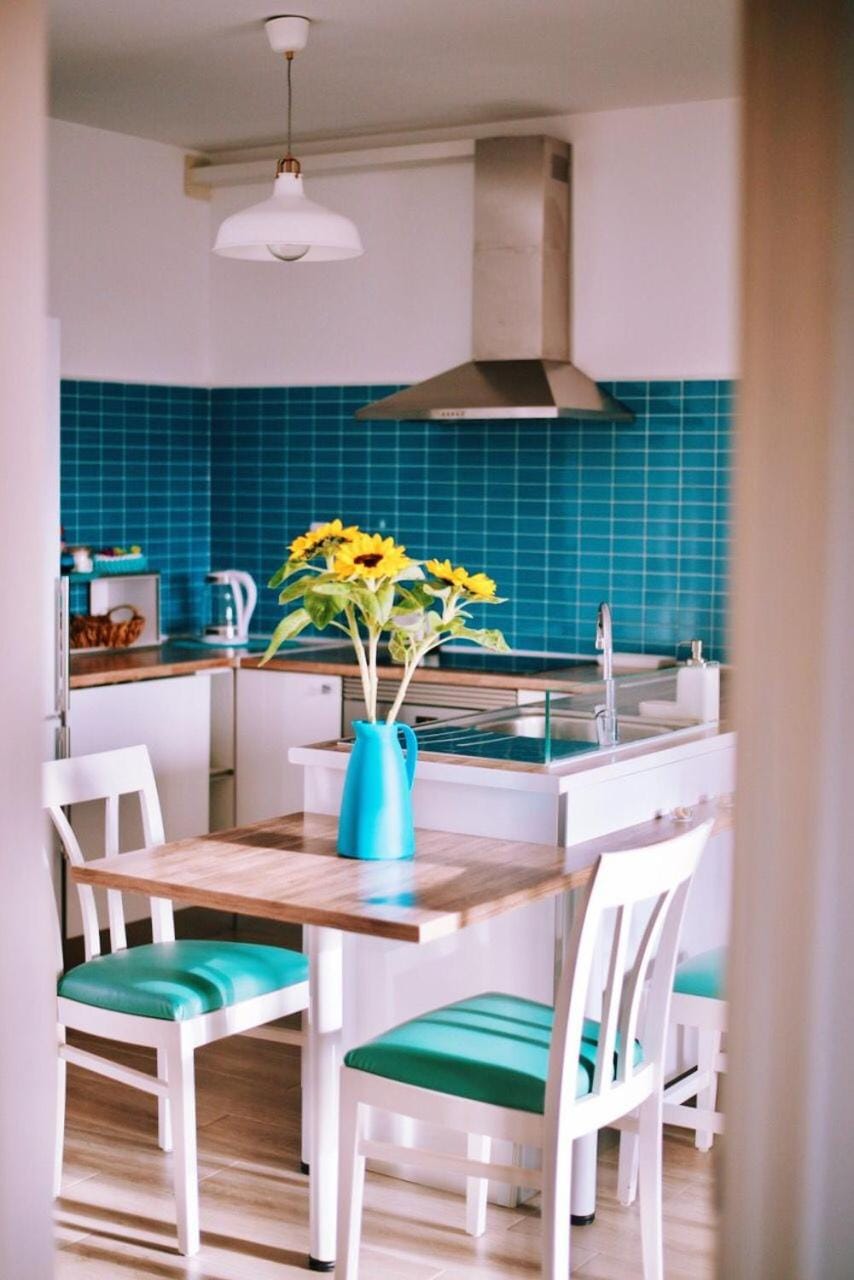 Kitchen or kitchenette, Dining area