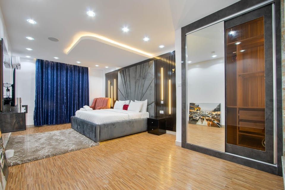 WATER VIEW 3 BEDROOM APARTMENT WITH JACUZZI PARKING WiFi NETFLIX POOL Apartment in Lagos