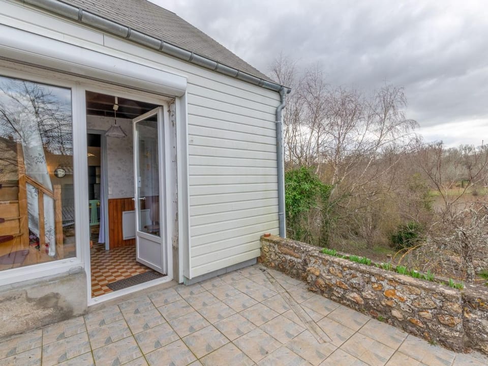 Gîte indépendant avec terrasse et accès direct au lac - FR-1-590-223 House in Centre-Val de Loire