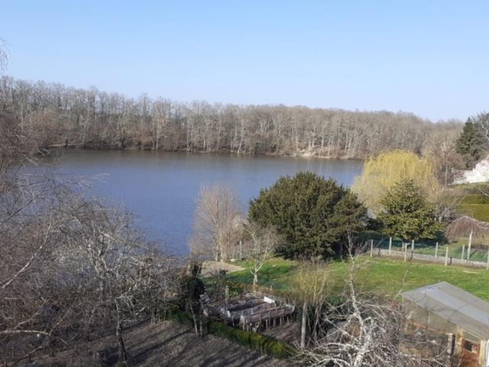 Gîte indépendant avec terrasse et accès direct au lac - FR-1-590-223 House in Centre-Val de Loire