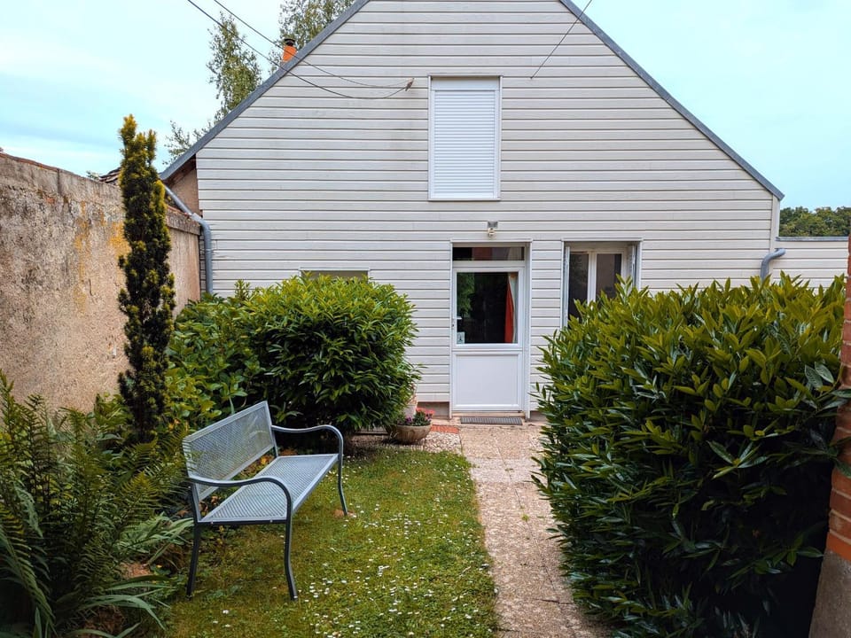 Gîte indépendant avec terrasse et accès direct au lac - FR-1-590-223 House in Centre-Val de Loire