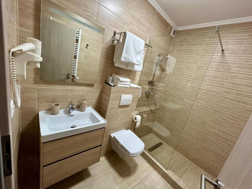 Shower, Toilet, Bathroom, towels