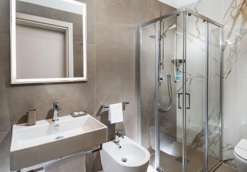 Shower, Toilet, Bathroom, towels