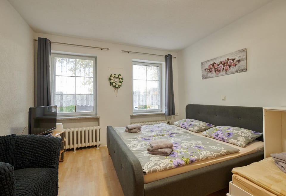 Bed, Photo of the whole room, Seating area