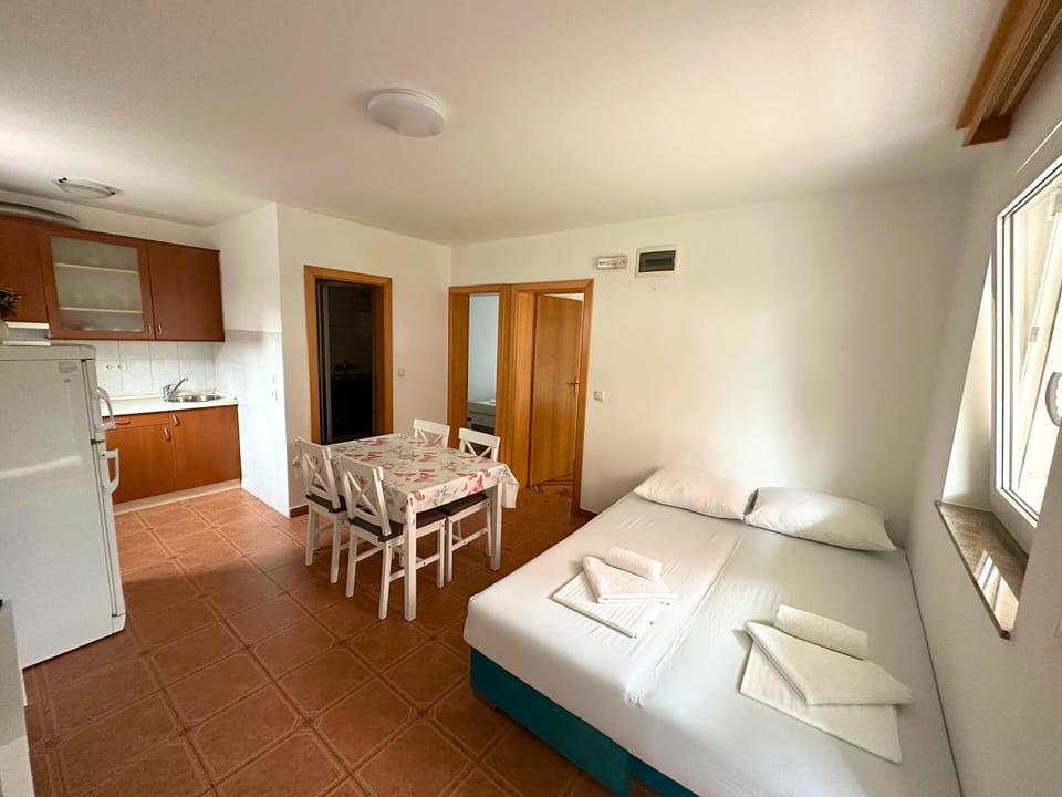 Bed, Kitchen or kitchenette, Dining area, oven, towels