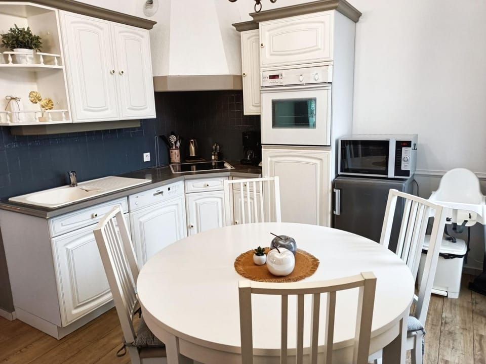 Kitchen or kitchenette, Dining area, dishwasher, minibar, pet friendly, stove