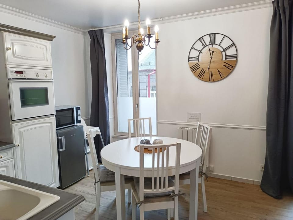 Kitchen or kitchenette, Dining area, minibar, pet friendly
