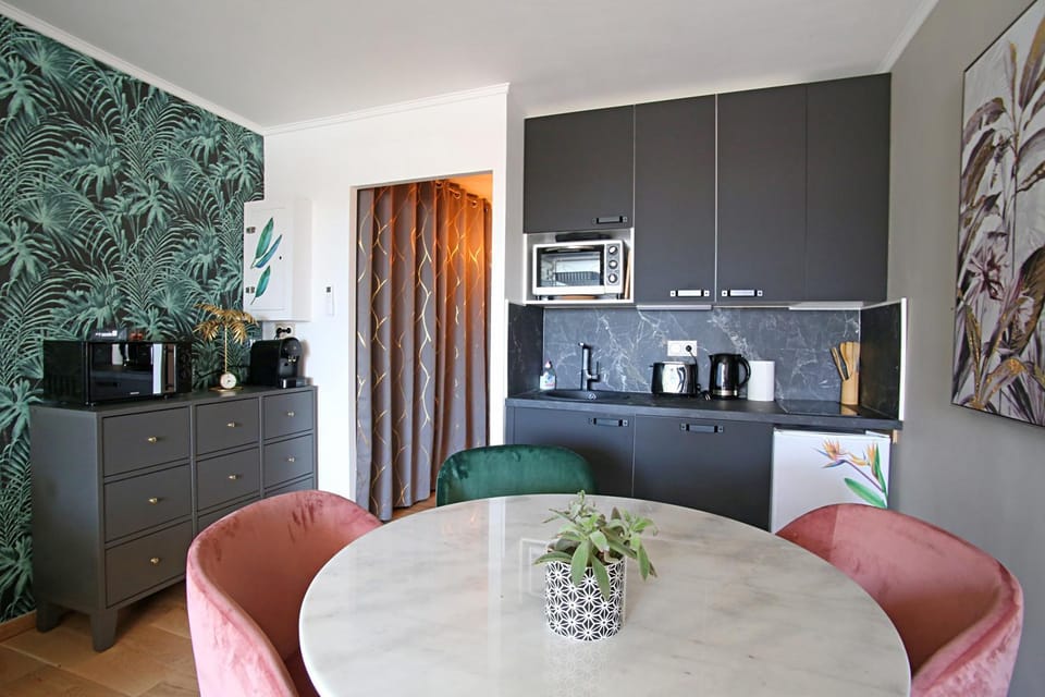 Kitchen or kitchenette, Dining area