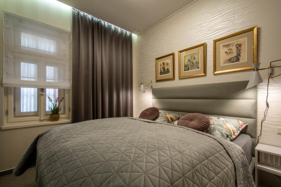 Bedroom, Mountain view